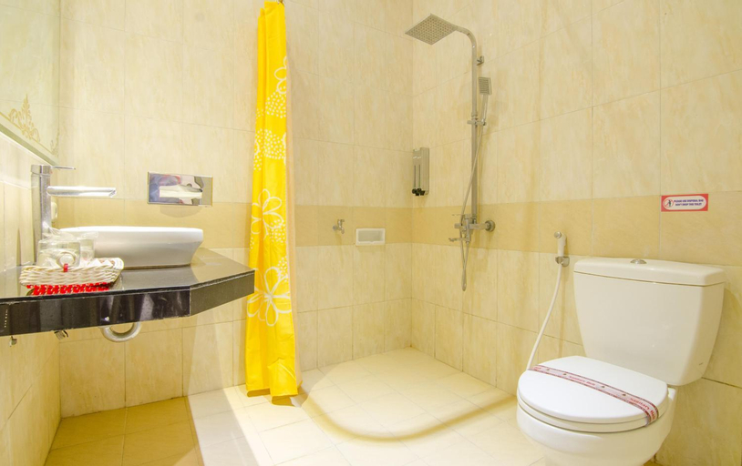 Bathroom 13