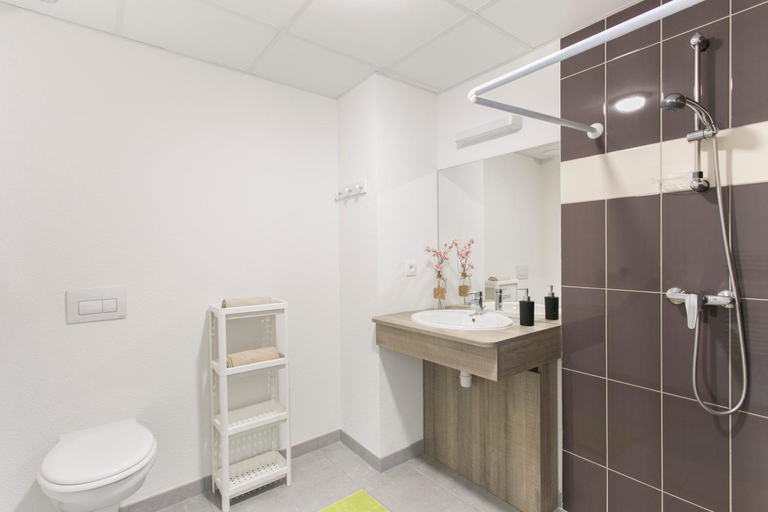 Bathroom 2, Zenao Appart'hotel Mulhouse, Haut-Rhin