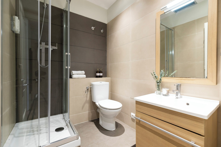 Bathroom 3, Aspasios Urquinaona Apartments, Barcelona