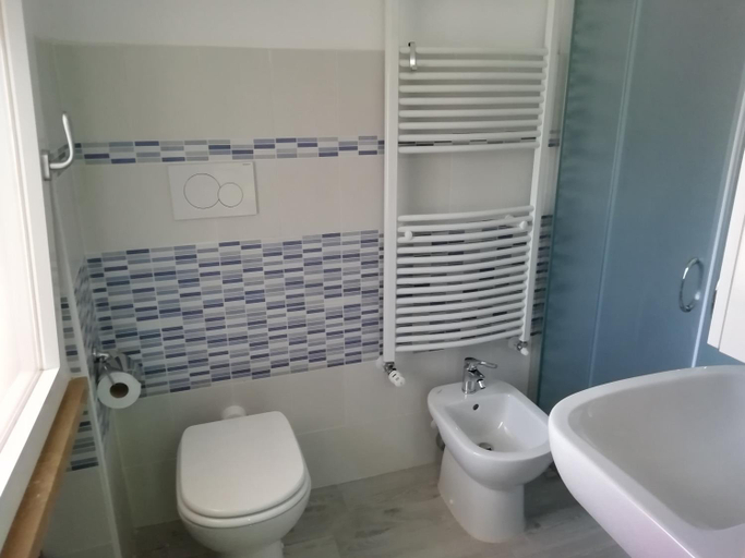 Bathroom 2, Casa Mia, Verona