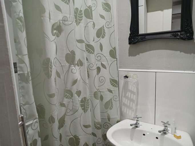 Bathroom 2, Orchard Guesthouse, Mangaung