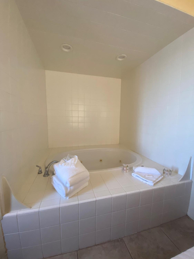 Bedroom, Pismo Beach Hotel, San Luis Obispo