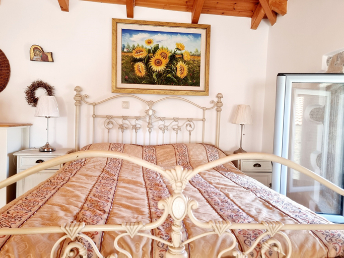 Room 2, Stone Suites & Villas by Open City Hotel, Peloponnese