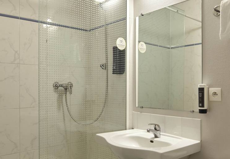 Bathroom 5, B&B Hotel Saclay, Essonne