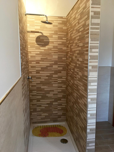 Bathroom 4, Hibiscus, Taranto