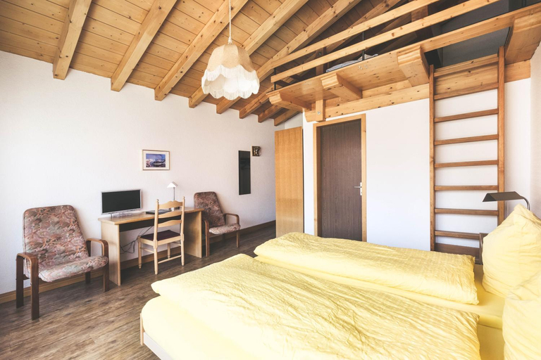 Bedroom 2, Hotel Alpina, Frutigen