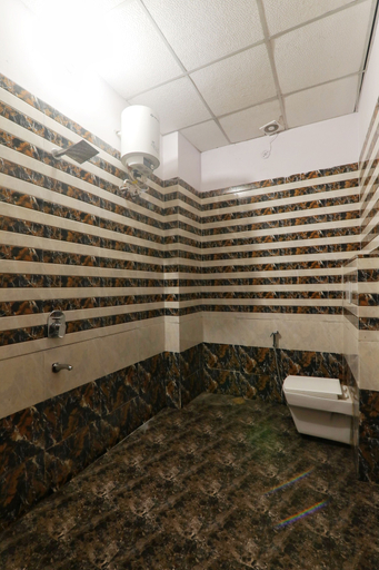 Bathroom 4, Hotel Cristelia, Lucknow