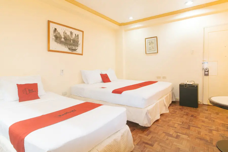 Bedroom 2, RedDoorz @ Tondaligan Beach Hotel, Dagupan City