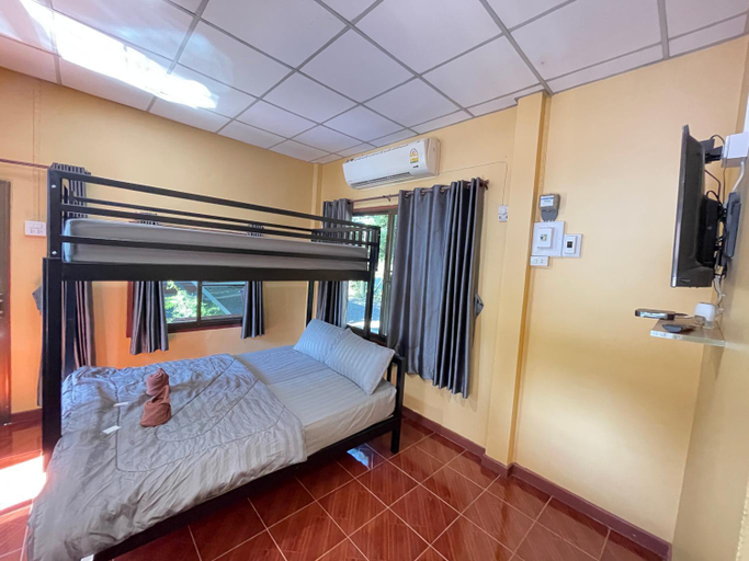 Bedroom 2, Rain Tree Cafe & Homestay, Muang Uthai Thani