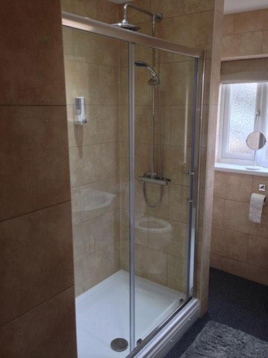 Bathroom 2, Airport Tavern Accommodation, North Somerset