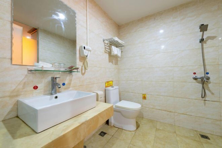 Bathroom 3, Zhongshan Guanlong Hotel, Zhongshan