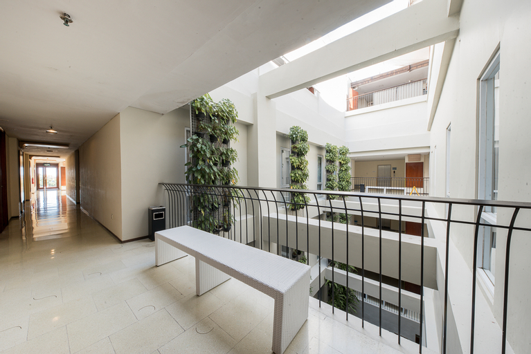 Exterior & Views 9