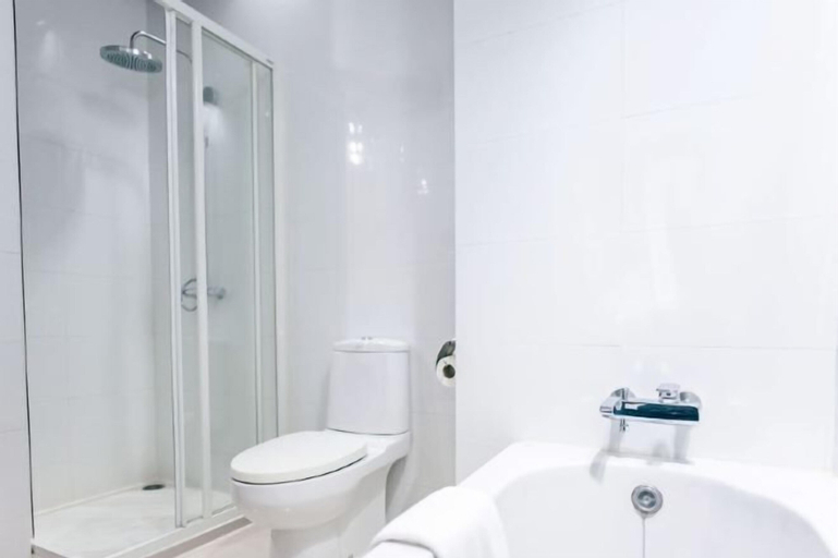 Bathroom 16