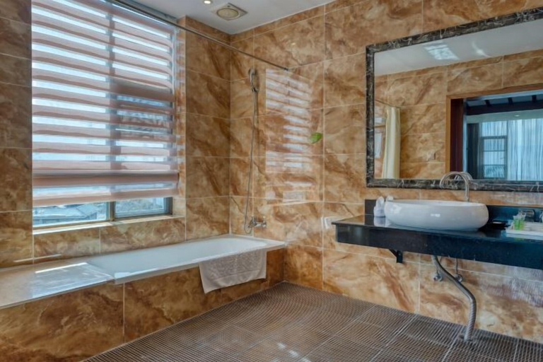 Bathroom 4, Yunti Hotel, Honghe Hani and Yi