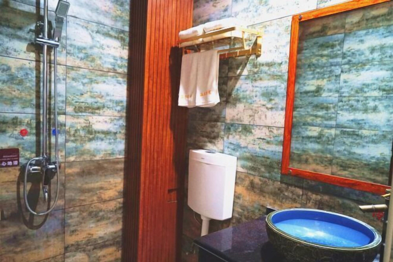 Bathroom 4, Han Shu Xiang Yuan Hostel, Honghe Hani and Yi