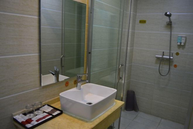 Bathroom 3, Xingshan Luoma Holiday Hotel, Yichang