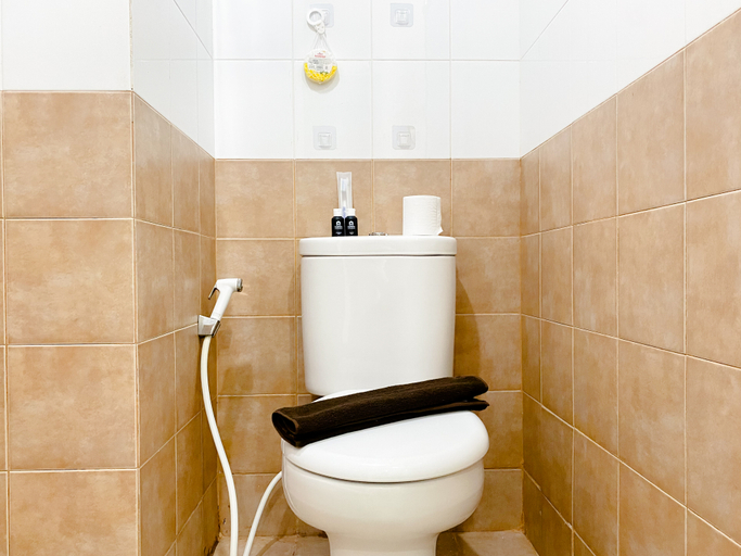 Bathroom 5, Comfort Designed 2BR Green Pramuka City Apartment By Travelio, Jakarta Pusat