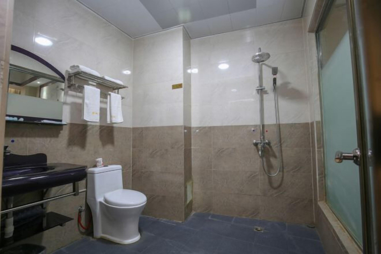Bathroom 4, Qiubeijinghongdajiudian, Wenshan Zhuang and Miao
