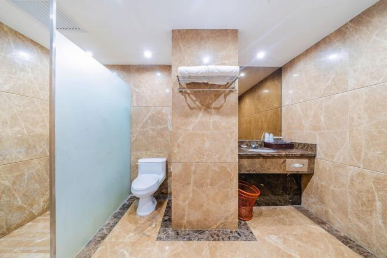 Bathroom 3, Huangjiang Holiday Hotel, Dongguan