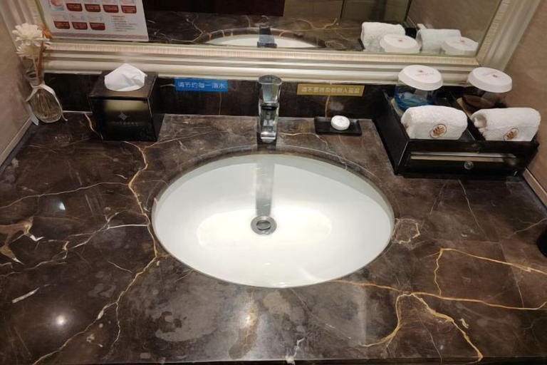 Bathroom 3, Howard Johnson Park Plaza Hotel (Jingshan Railway Station Inn), Jingmen