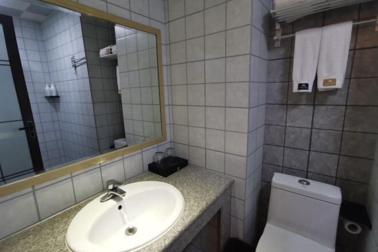 Bathroom 4, Dige Yijia Hotel, Linyi