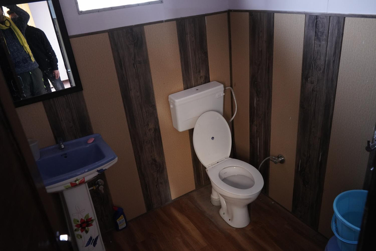 Bathroom, Golden Valley Cottages, Solan
