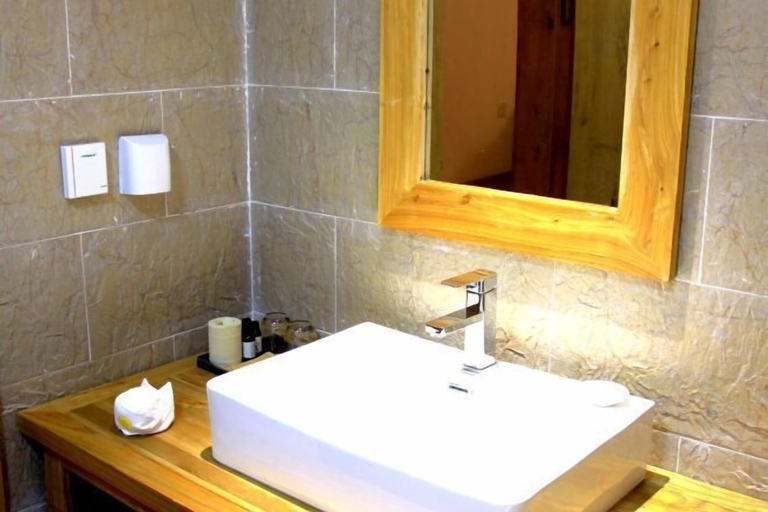 Bathroom 3, Sangpei Dongzhu Inn, Gannan Tibetan
