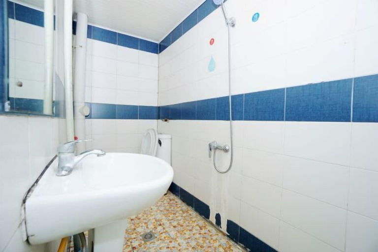 Bathroom 3, Shiguanguyi Youth Inn, Guilin