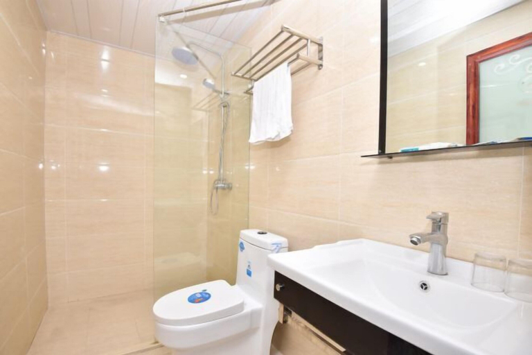 Bathroom 2, Yiyuanchun Shanju Hotel, Huangshan