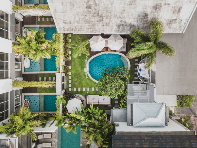 Exterior & Views 25