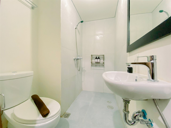 Bathroom 5, Warm and Homey Studio at Royal Sentul Park Apartment By Travelio, Bogor