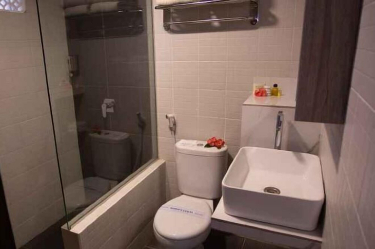Bathroom 13