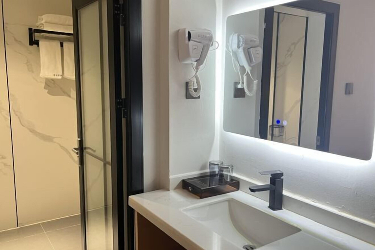Bathroom 3, Dongfang Guanda Business Hotel, Hainan