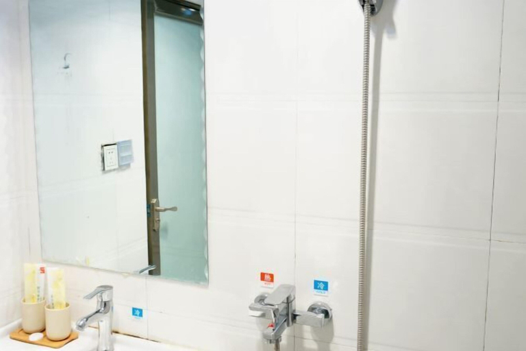 Bathroom 3, Zhang Xiaowang's Inn, Lijiang