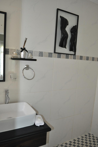 Bathroom 4, Montagu 4 Seasons, Cape Winelands