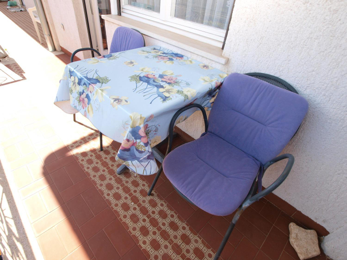 Others 5, Apartment 613, Pula