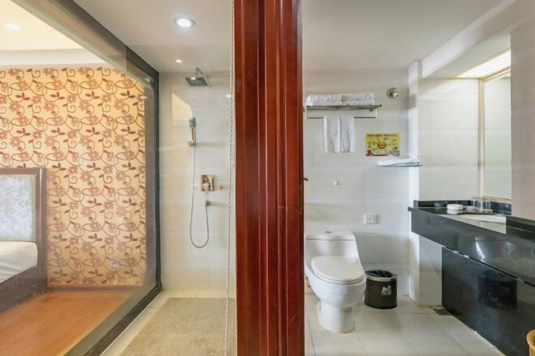 Bathroom 3, Ling Nan International Hotel, Guilin