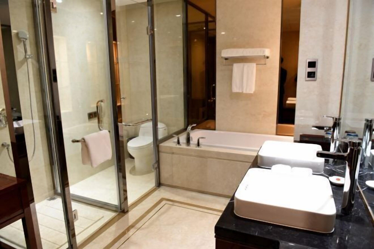 Bathroom, Hongquan Hotel, Pingliang