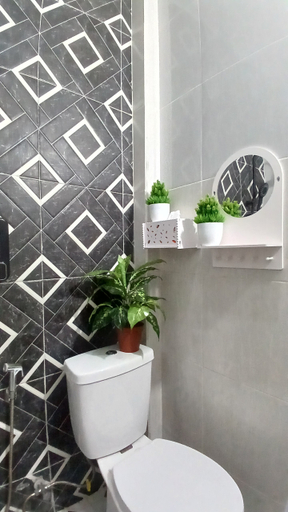Bathroom, ELTARI Pine House, Malang