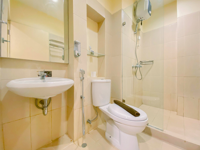Bathroom 5, Good and Comfortable Studio at Menteng Square Apartment By Travelio, Central Jakarta