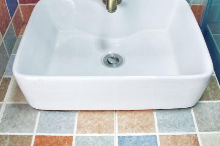 Bathroom 4, 257 Qiju Hostel Gouqi Island, Zhoushan