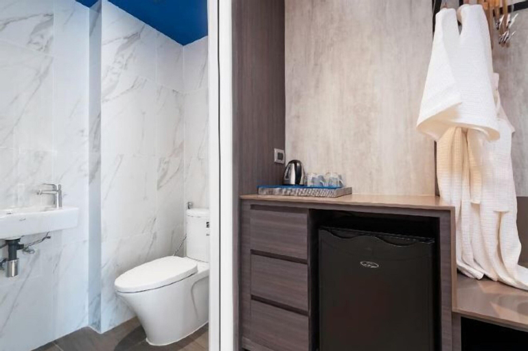 Bathroom 25