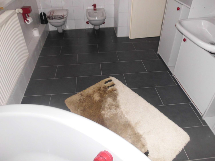 Bathroom 2, Wilhelm Busch Stube, Göttingen