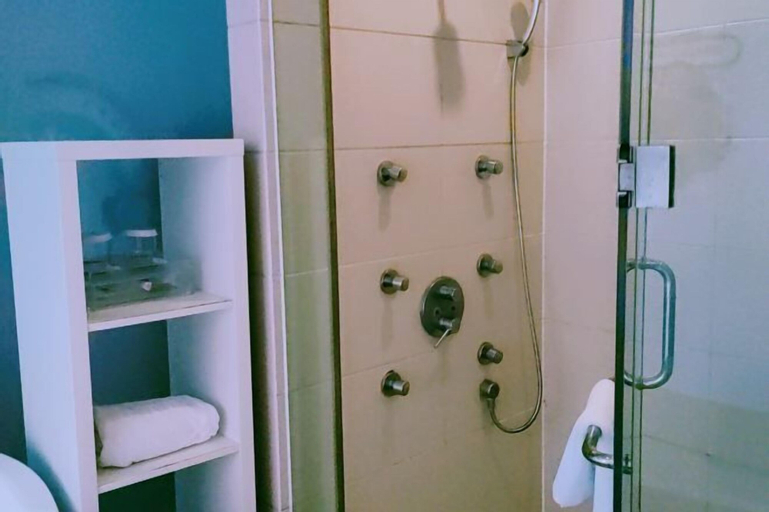 Bathroom 7