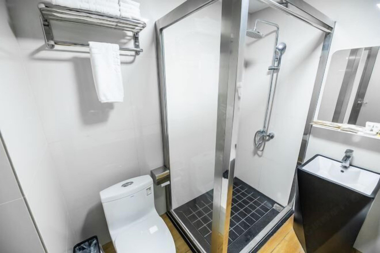 Bathroom 4, Binhai Holiday Apartment, Zhanjiang