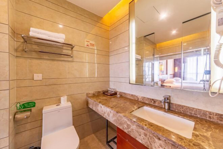 Bathroom 4, Guanhailou Holiday Hotel, Maoming