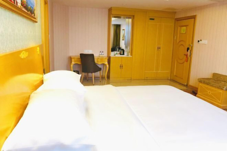 Bedroom 3, Vienna Hotel (Lingshan Liufengshan Pedestrian Street), Qinzhou