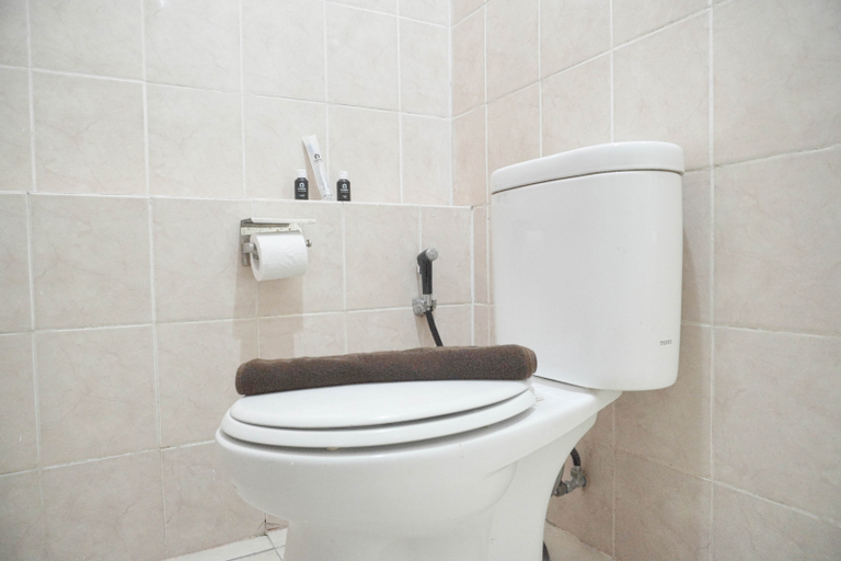 Bathroom 5, Cozy Living Studio at Green Bay Pluit Apartment By Travelio, Jakarta Utara