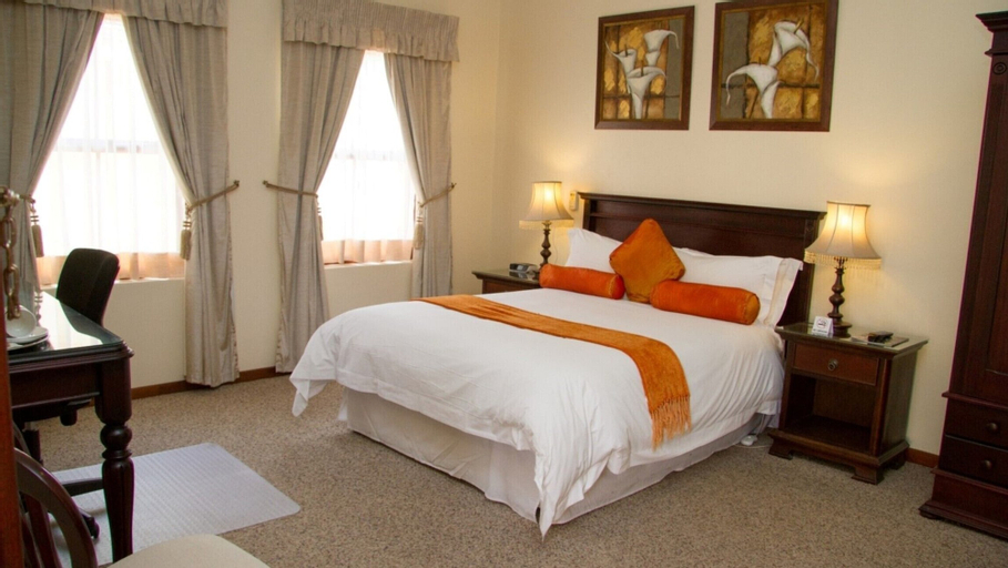 26 On Chamberlain Guest House, Chris Hani