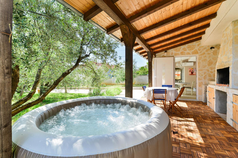 Sport & Beauty, HACIENDA MIA with yacuzzi on request, Zadar